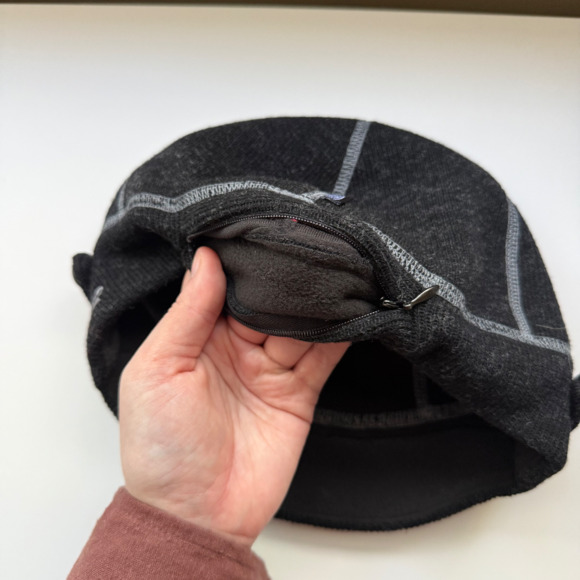 Outdoor Research Flurry Cap Beanie with Visor Women's Size Large/XL in Black - Picture 8 of 12